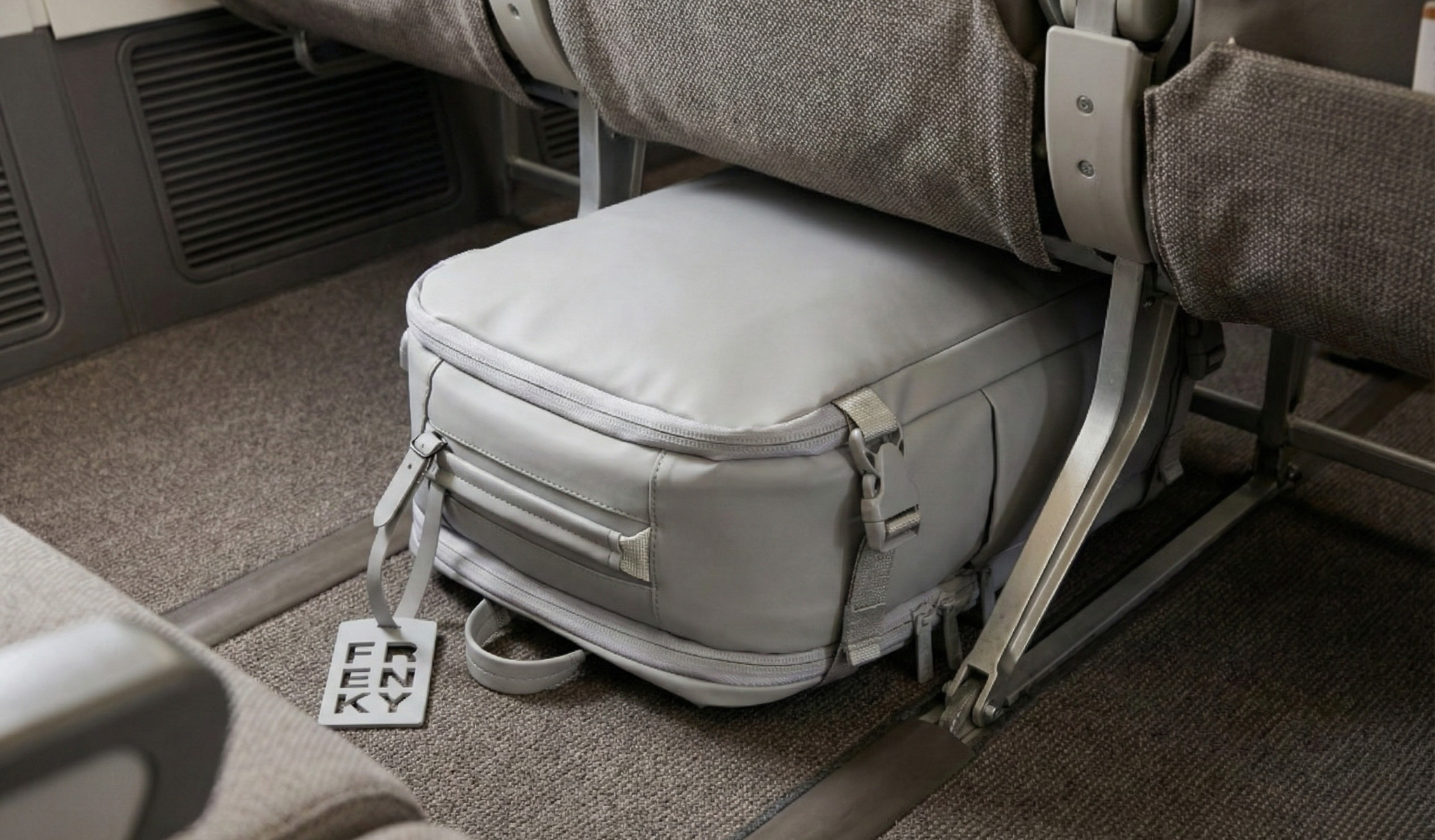 FRENKY underseater reistas geplaatst onder de stoel in een vliegtuigcabine, goedgekeurd als gratis persoonlijk item voor Transavia, Wizz Air en Eurowings.