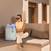 Model schuift een laptop in het speciale laptopvak van de lichte FRENKY underseat reisrugzak